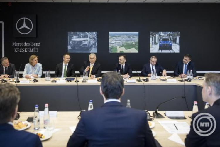 Orbán Viktor: ha lesz olcsó energia, akkor talpon marad az európai autóipar