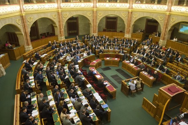 OGY - A politikai menedékjog szűkítését kezdi tárgyalni a parlament