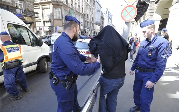 Egy hét alatt háromszor razziáztak egy fővárosi szórakozóhelyen