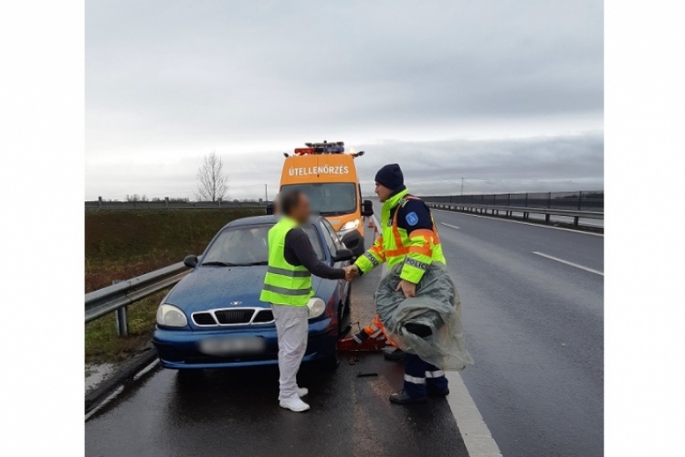 Bajba jutott autóson segítettek a rendőrök