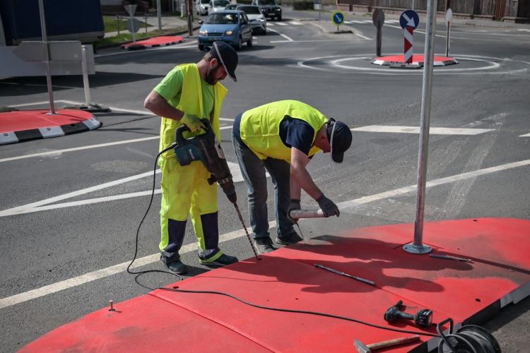 Újrahasznosított műanyagból épült körforgalom Aszódon