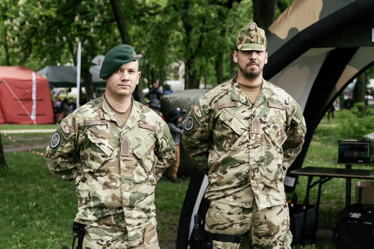 Katonák segítettek egy kigyulladt gépjárműnél az autópályán